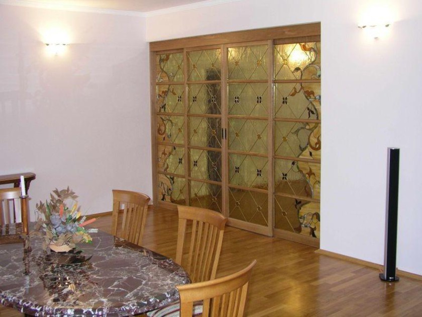 Перегородка для гостиной с цветным стеклом и декоративными вставками Архангельск