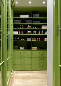 Г-образная гардеробная комната в зеленом цвете Архангельск